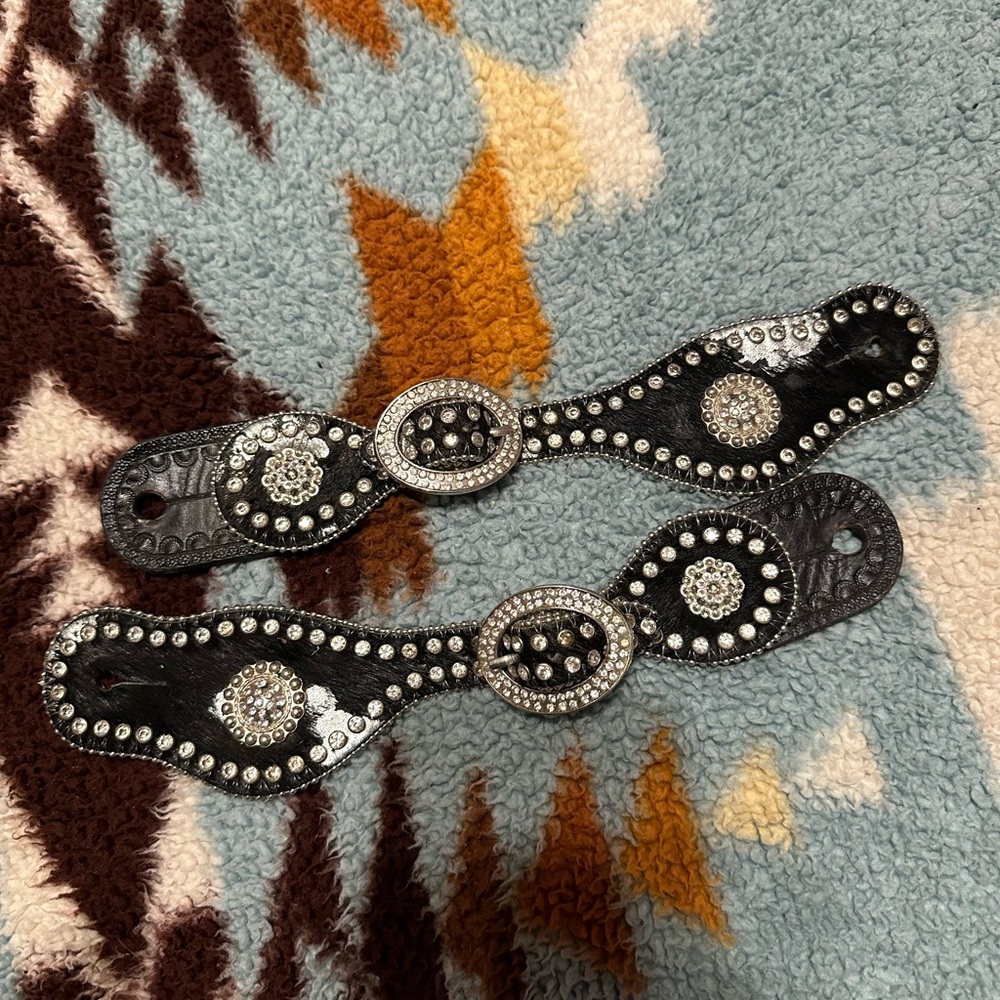 Black spur straps🖤